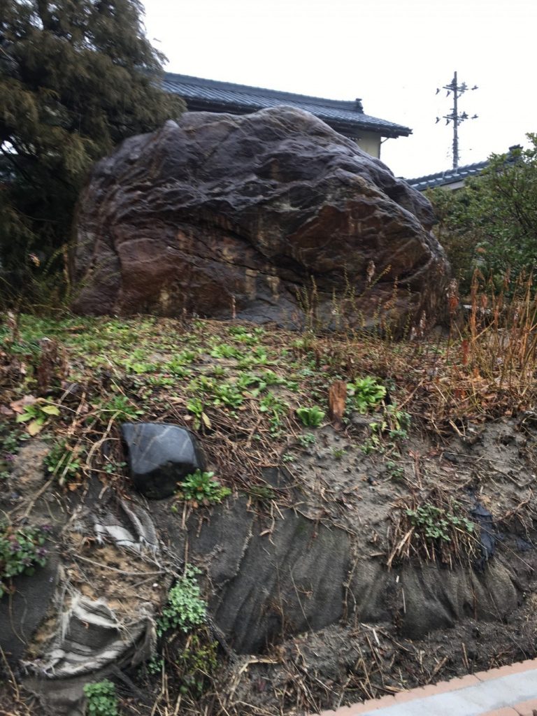 【胎内市西本町】大きな庭石、灯篭の撤去